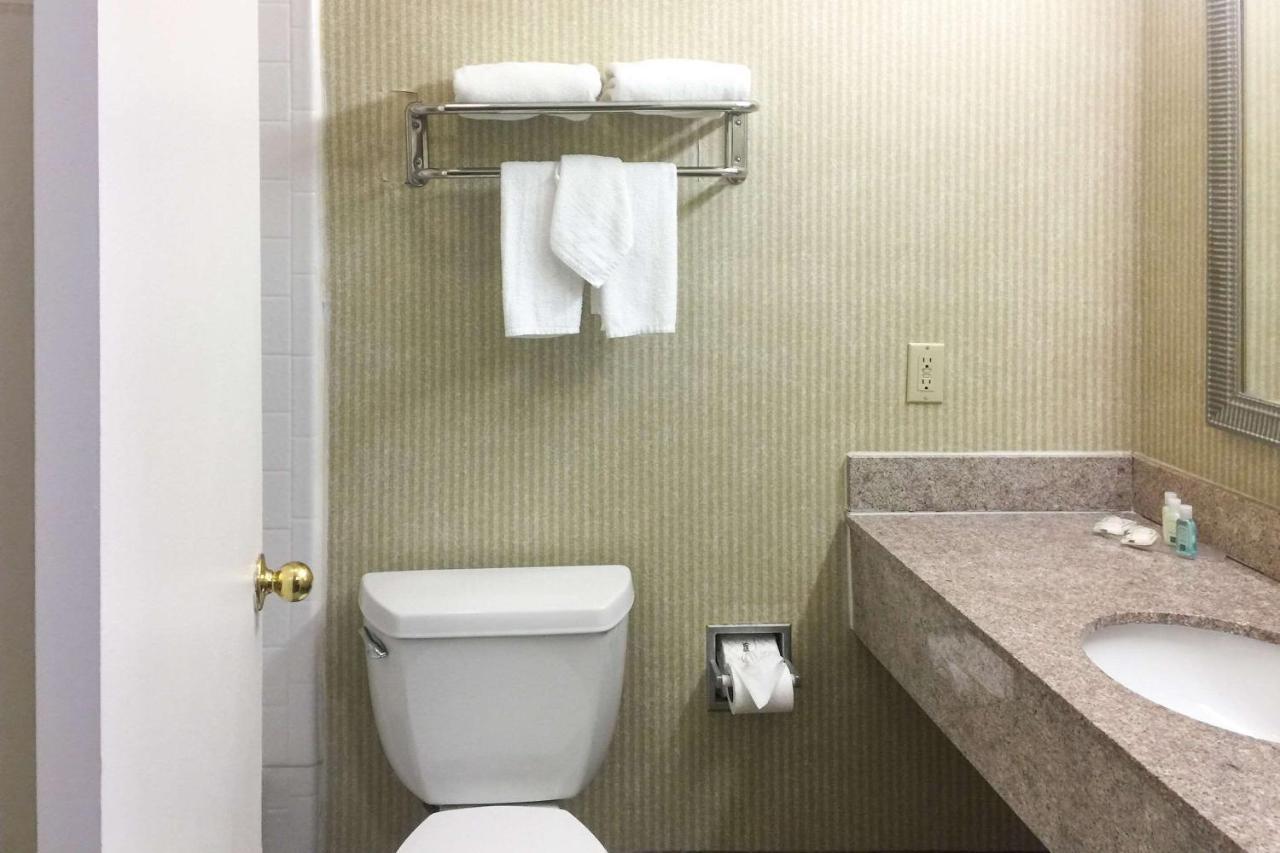 Quality Inn & Suites Oceanside Near Camp Pendleton Exterior photo