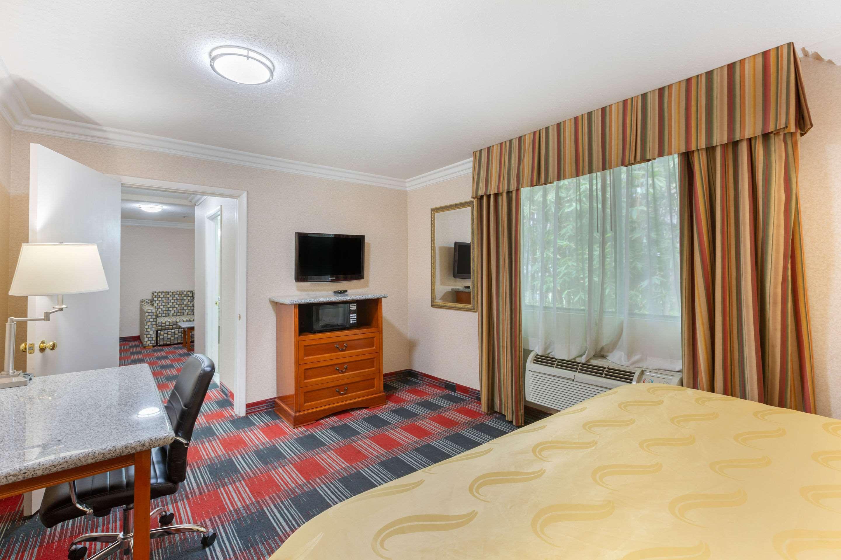 Quality Inn & Suites Oceanside Near Camp Pendleton Exterior photo