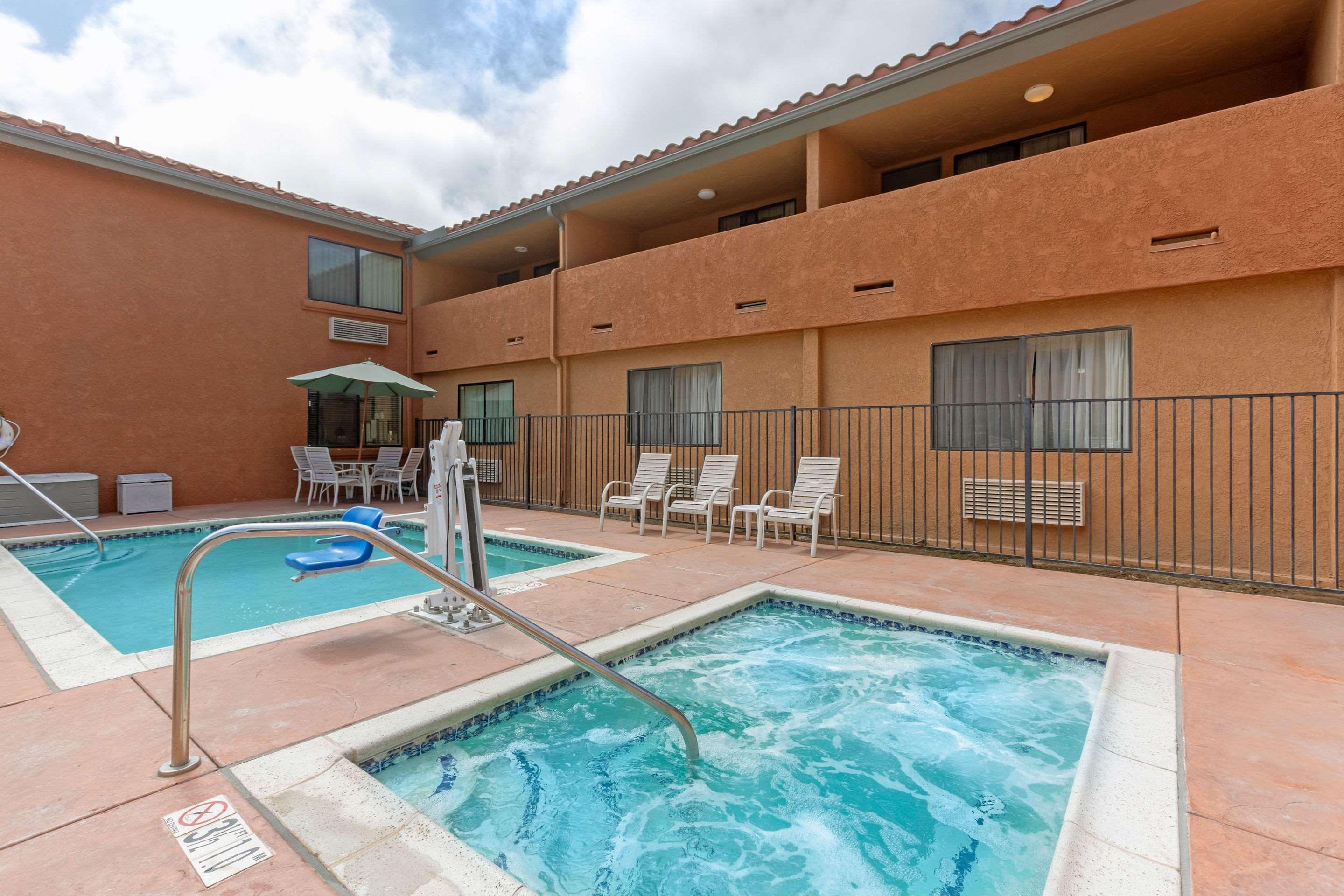 Quality Inn & Suites Oceanside Near Camp Pendleton Exterior photo