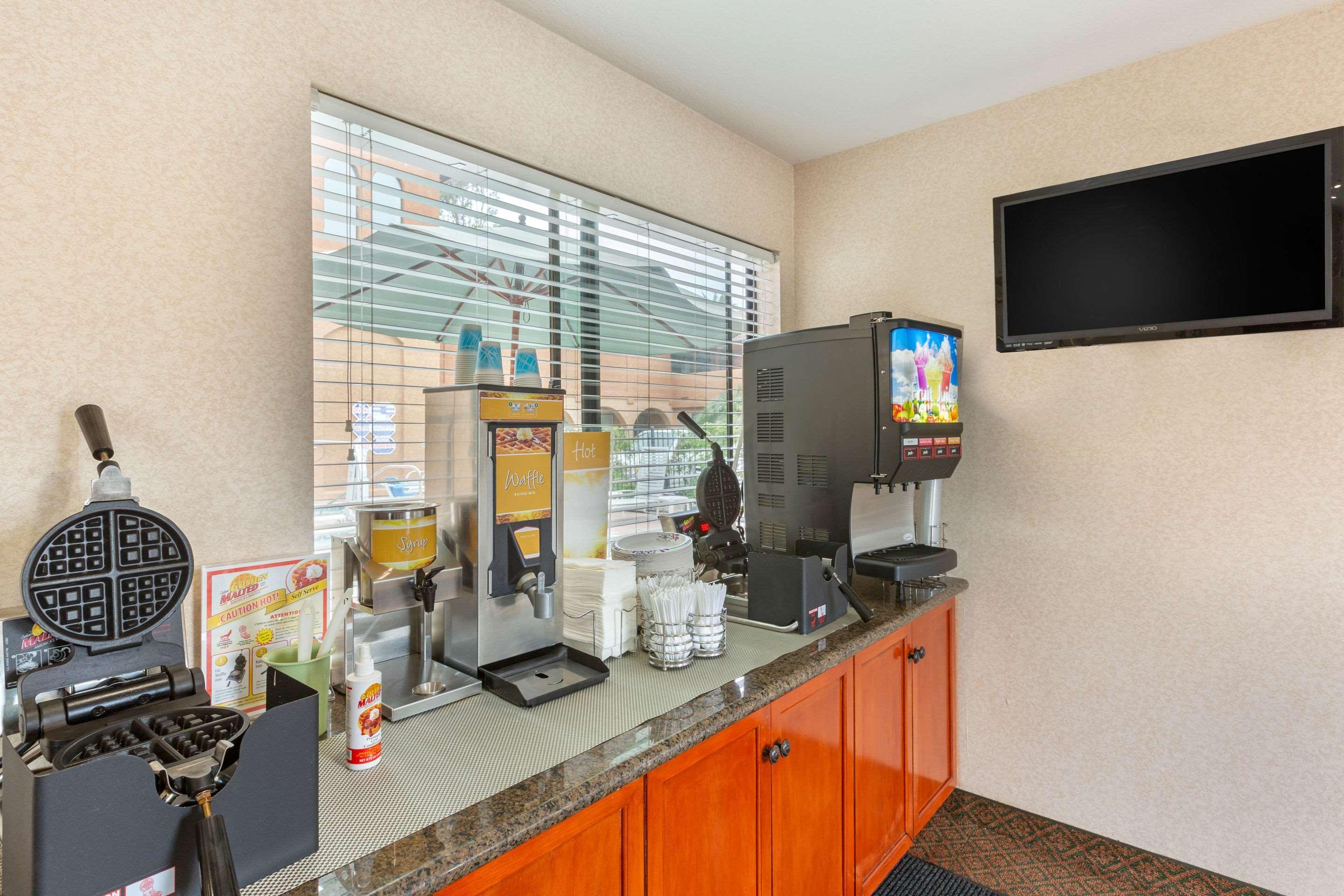 Quality Inn & Suites Oceanside Near Camp Pendleton Exterior photo